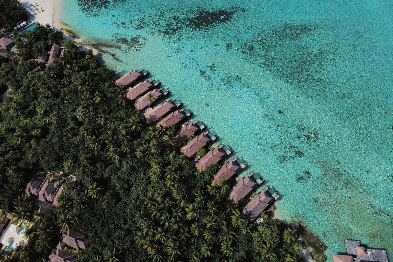 Das Ayada Maldives Resort im Gaafu Dhaalu Atoll aus der Luft