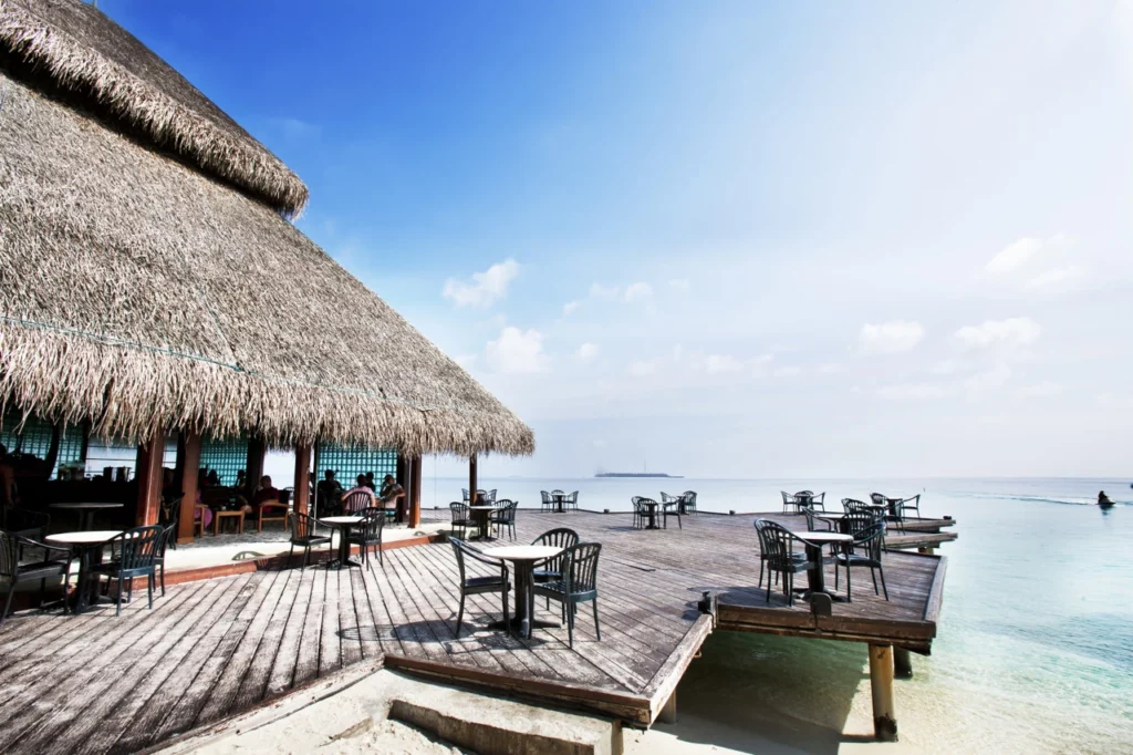 Eine Inselbar mit Blick auf das Meer