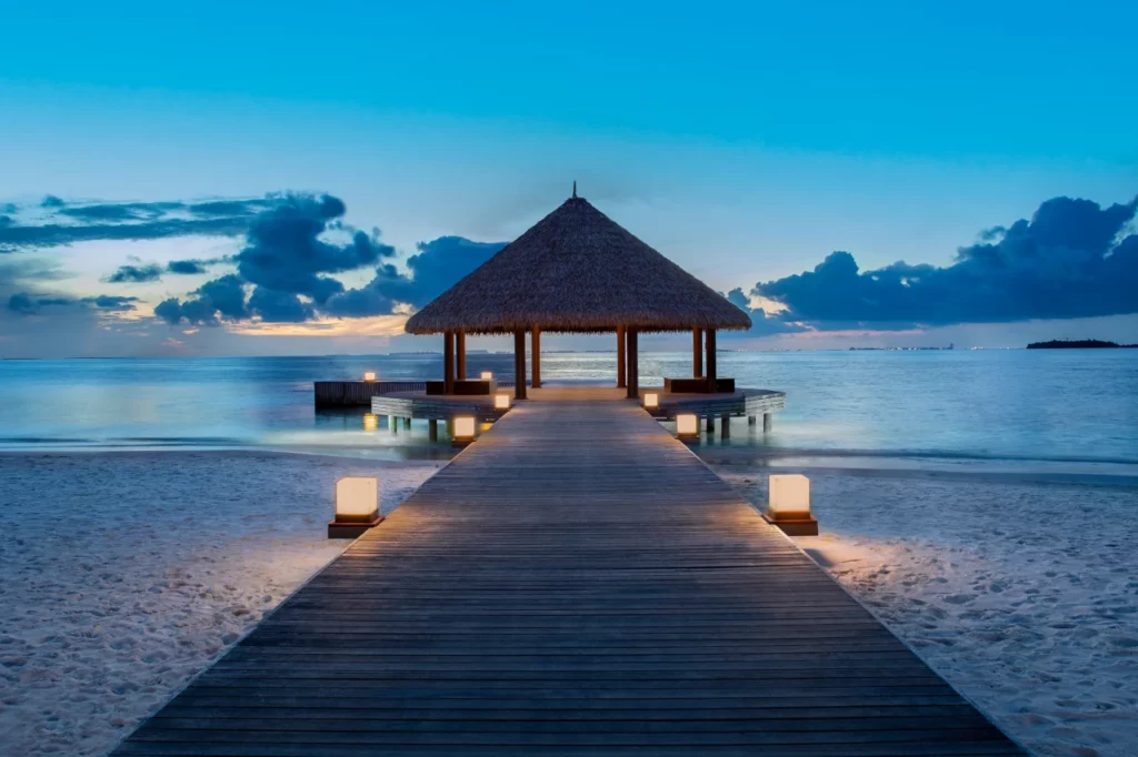 Romantische Stimmung bei Sonnenuntergang auf den Malediven