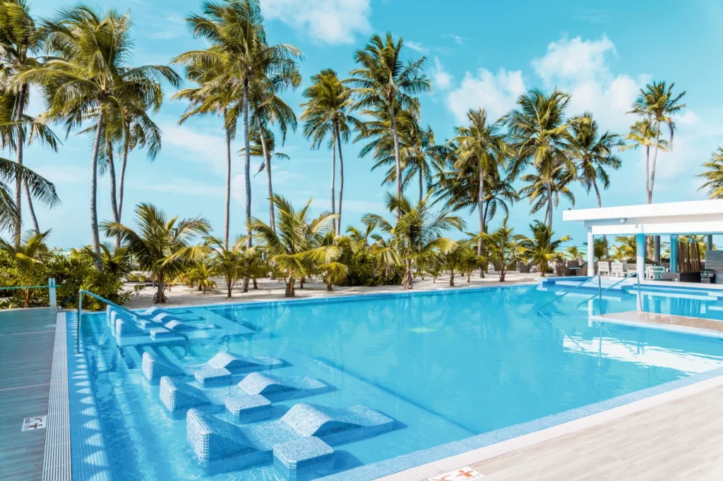 Der öffentliche Pool im Malediven Resort