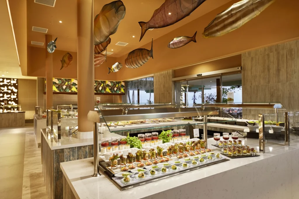 Blick auf ein Buffet Restaurant auf den Malediven